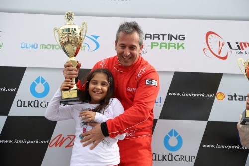 Ayhan Germirli, kupayı kızı Derel ile birlikte aldı