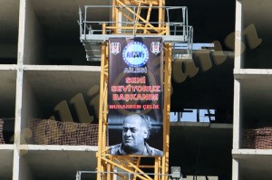 Başkan Muharrem Çelik dev pankart açıldı