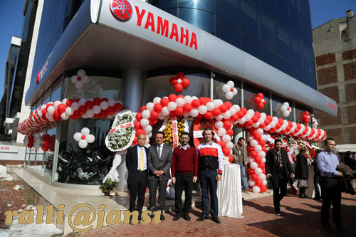 Açılışta Yamaha Motor Sanayi Tic.Lti.Şti. Direktörü Toshiharu Yamada, Yamaha Anadolu'nun sahibi Bahadır İmrehan, Yamaha Satış Pazarlama Müdürü Nihat Çadırcı ve Servis Müdürü Caner Akkafa ajans objektifine birlikte poz verdiler..