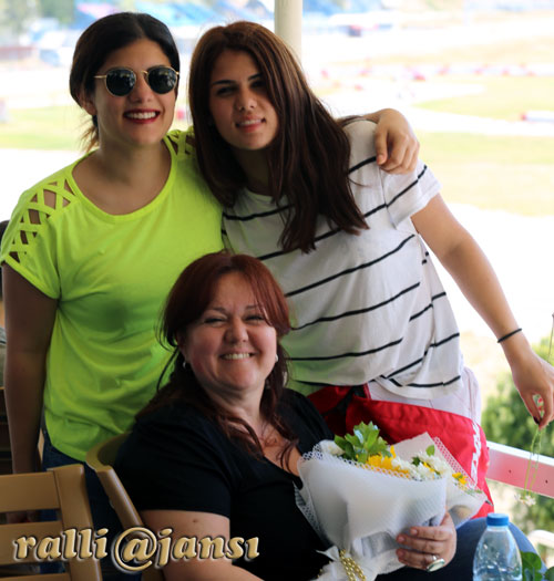 elif ve Zeynep Şen kardeşler, İzmir Park'ta yarış öncesi anneleri Neşe Şen'e bir buket çiçek verip anneler gününü kutladılar.