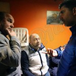 Mustafa Özgiray ile Serkan Sarıkaya konuşurken, Bülent Taşkın kendilerini izliyor..